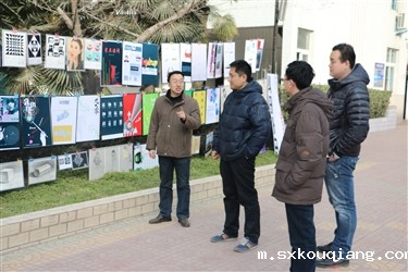 学校领导观看作品展