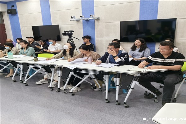 评委及听课教师认真聆听.jpg 评委及听课教师认真聆听.jpg